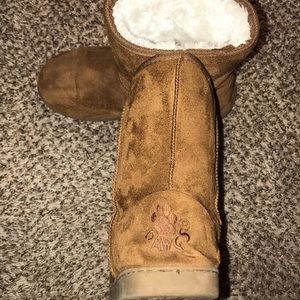 Dawgs Ugh style boots.
